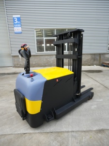 Chariot à palettes motorisé, capacité 1 tonne, longueur de fourche 1200 mm, moteur DC, utilisation en intérieur, commande debout, corps noir et jaune - Product Image 2
