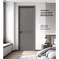 Porte intérieure sur mesure en composite grain de bois gris avec quincaillerie noire pour bâtiment résidentiel