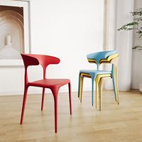 Chaise de salle à manger en plastique de style nordique minimaliste en forme de corne avec dossier épaissi pour la maison, le bureau et l'hôtellerie/les centres commerciaux