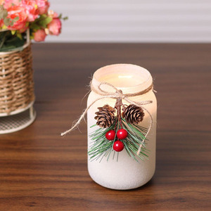 Bougies en cire de soja aromatiques en verre avec décorations festives d'hiver (pomme de pin, baies rouges) pour Noël - Product Image 1
