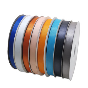 Rollo de cinta de 1.5 cm de satén tejido de poliéster de color sólido para envolver regalos y textiles para el hogar - Product Image 2