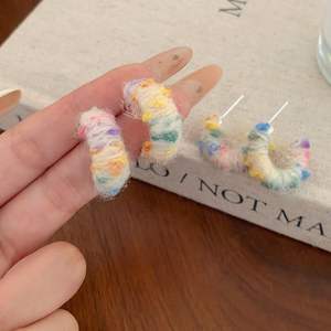 Boucles <span class=keywords><strong>d</strong></span>'oreilles coréennes en <span class=keywords><strong>laine</strong></span> douce arc-en-ciel de type C, style broche argentée pour femme, design tendance, boucles <span class=keywords><strong>d</strong></span>'oreilles automne-hiver - Product Image 1