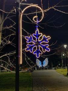 Decoración Navideña Personalizada para Postes de Calle, Luz LED 2D con Protección IP65 a Prueba de Agua para Uso en Interiores y Exteriores en Festivales - Product Image 1