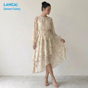 <span class=keywords><strong>Robe</strong></span> <span class=keywords><strong>longue</strong></span> en mousseline florale personnalisée pour <span class=keywords><strong>femme</strong></span>, col en V, manches lanternes, taille haute, ourlet à volants étagés smocké, fabricant OEM ODM - Product Image 1