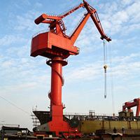Grue portique à quatre articulations utilisant un système de flèche combinée pour assurer le déplacement horizontal de la cargaison lors des opérations de levage