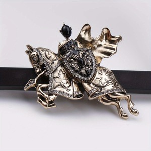 Broche classique en cristal Chevalier des Contes de Fées pour femmes et accessoires de badge équestre pour hommes - Product Image 3
