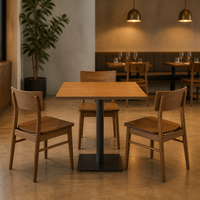 Table de salle à manger en bois massif robuste pour cafés, bistros, hôtels avec un design moderne et facile à nettoyer