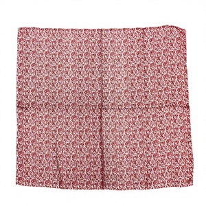 Écharpe en soie longue carrée pour femme, motif floral rouge, impression numérique, légère, élégante, pour toutes les saisons, à porter au quotidien - Product Image 1