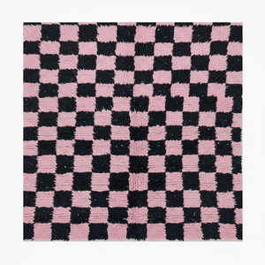 Tapis Beni Ouarain en damier rose personnalisable Tapis en laine touffeté fait main avec motif géométrique pour usage domestique - Product Image 1