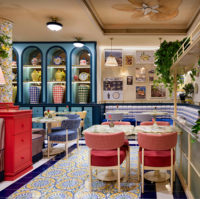 Ensemble de meubles de restaurant modernes de luxe, table de restaurant en bois massif pour cafés, pubs et hôtels, service personnalisable tout-en-un