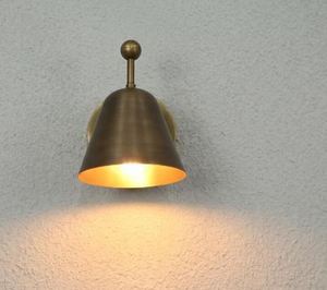 Aplique de pared de latón hecho a mano con acabado en latón crudo. Lámpara hecha a mano de inspiración vintage. - Product Image 3