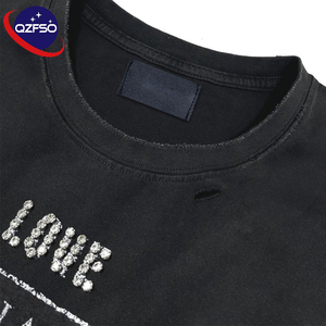 Camisetas QZFSO personalizadas de 240 g/m² para hombre, estilo oversize, desgastadas, con gráfico recortado, de algodón grueso, con estampado DTG y pedrería. - Product Image 3