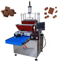 Les vermicelles de chocolat arrose l'extrudeuse de décoration de gâteau de sucrerie faisant la machine