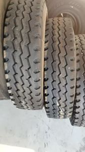 <span class=keywords><strong>Pneu</strong></span> 1000R20 remis à neuf avec grand motif en zigzag - Product Image 2