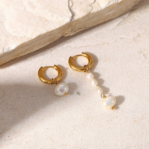 Orecchini Pendenti Asimmetrici con Perle in Acciaio Inossidabile Placcato Oro 18k, Bestseller per Donne - Product Image 1