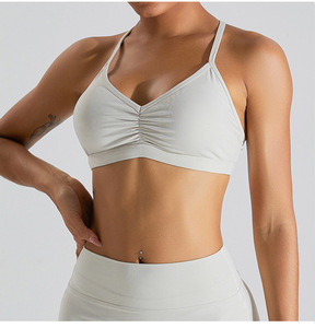 Soutien-gorge de sport rembourré à col en V froncé et dos croisé pour femme, séchage rapide, pour yoga, entraînement et course à faible impact – Vente en gros - Product Image 2