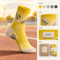 Chaussettes de sport jaunes et blanches pour la course à pied, avec ventilation en maille, gestion de l'humidité, maintien du talon, bout plat, amorti ciblé, respirantes, ajustement parfait pour la course
