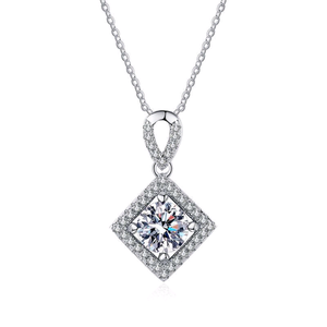 Collier classique en forme de princesse avec halo de diamants de laboratoire, pendentif solitaire à taille ronde avec accents pavés en argent 925 - Product Image 1