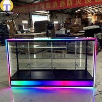 Comptoir d'exposition LED noir sur mesure avec panneau de base dégradé et vitrine en verre pour magasins de détail (éco-responsable)