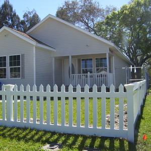 YuLong WPC PVC métal 2024 nouveauté pas cher élégant motif <span class=keywords><strong>de</strong></span> bande conception personnalisée clôture <span class=keywords><strong>de</strong></span> jardin pour résidentiel - Product Image 3