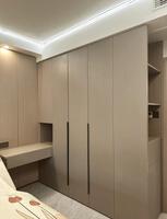 Grand meuble de garde-robe moderne en bois massif personnalisé avec coiffeuse portable réglable pour hôtel, maison ou chambre à coucher