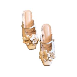 Nouvelles sandales plates à fleurs pour femmes, style coréen, version en peau de mouton, rétro, à bride cheville et boucle - Product Image 1