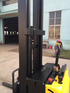 <span class=keywords><strong>1</strong></span>.5トン <span class=keywords><strong>2</strong></span>トン 4.5m 5m 5.5m 6m 7m 6.5m ワイドレッグ ストラドル式電動スタッカー（CE認証付き） - Product Image 3