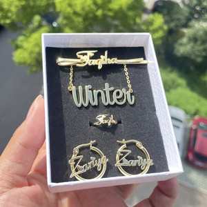 QIUHAN OEM Ensemble de <span class=keywords><strong>4</strong></span> pièces de bijoux personnalisés en acier inoxydable avec nom pour bébé : collier, épingle à cheveux, bague et boucles d'oreilles pour enfants - Product Image 2