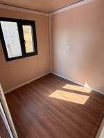 Casa Contenedor Modular Plegable Prefabricada de 2 Dormitorios con Baño en Suite, Estructura de Acero, Techo Inclinado, Transpirable, Impermeable, Terraza, Tienda