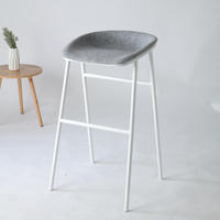 Chaise acoustique au design moderne en feutre PET recyclé et durable avec pieds en métal pour chambre, bureau et restaurant