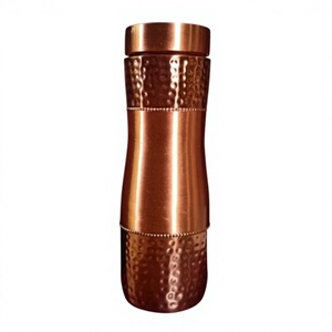 Bouteille d'eau en cuivre pur, finition cuivre rose, forme sablier, avec motif martelé à double fossettes - Product Image 1