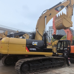 รถขุด CAT 329DL สีเหลือง อุปกรณ์ก่อสร้างสำหรับงานหนัก พร้อมบุ้งกี๋ขุดขนาด 0.32 ลูกบาศก์เมตร น้ำหนักใช้งาน 22 ตัน - Product Image 1