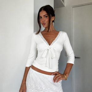Camiseta básica ajustada de color liso con cuello en V y encaje, con lazo frontal y manga 3/4 para mujer - Product Image 4