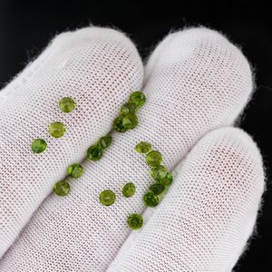 Pierre précieuse naturelle en diopside chromé, taille ronde brillante de 2,8x2,8 mm, pour la fabrication de bijoux - Product Image 2