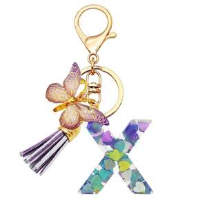 Popular venta directa de fábrica llavero de resina rosa púrpura 26 letras brillo pequeño colgante mariposa borla en forma de corazón para pequeño - Product Image 3