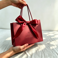 Sacs cadeaux en papier pour bijoux de luxe, impression personnalisée du logo, dorure à chaud, mini sacs cadeaux roses mignons avec poignées et fermeture à ruban