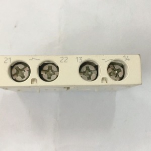 Contactos Auxiliares Schneider Electric GVAE11 50/60 Hz, Accesorio para Interruptor de Circuito de Montaje en Riel DIN - Product Image 1