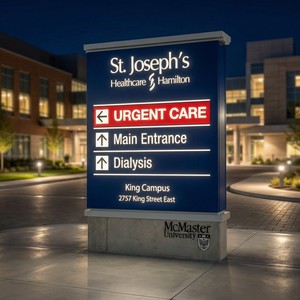 لافتة إرشادية للطوارئ خارجية للمستشفيات، لافتة تذكارية بشعار مخصص، لافتة ألومنيوم مقاومة للماء للإرشاد في المسار - Product Image 1