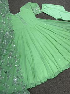 Vente chaude 2023 indien pakistanais mariage porter Net Anarkali costume nuptiale réception porter pleine robe de travail brodée pour l'exportation - Product Image 4