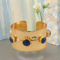 Breiter Vintage-Ring aus gehämmertem Edelstahl mit mehrfarbigen Zirkonia-Steinen, 18K vergoldet, als Hochzeitsgeschenk, Auffälliges Statement-Accessoire