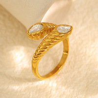 Bague Serpent Tendance en Acier Inoxydable Plaqué Or 18 carats avec Zircon Créé en Laboratoire et Texture Torsadée Émeraude – Vente en Gros