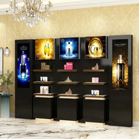 Vitrine cosmétique noire et or sur mesure avec éclairage LED, murale, pour présentation de soins de la peau et de parfums, pour les boutiques de beauté