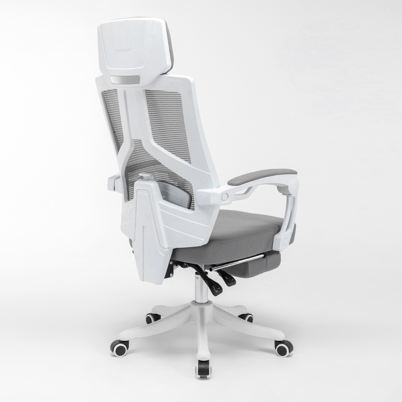 Estructura blanca con malla gris, además de reposapiés y pies de acero inoxidable.