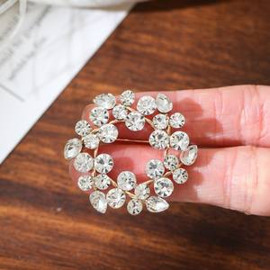 Broches de Cristal con Flores, Modernos y Elegantes, Botones de Diamantes de Imitación, Aleación Chapada en Oro, Personalizados, Unisex, para Uso Diario, Compromiso, Boda - Product Image 4