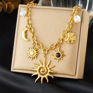 Liontin Pesona Bulan Rantai Baja Anti Karat Berlapis Emas 18K Perhiasan Kalung Fashion Grosir Desain Kreatif - Product Image 1