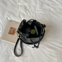Sac seau en PU avec logo embossé personnalisé, imperméable, pour femme, bandoulière, couleur tendance, sac seau pour femme