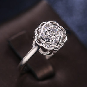 Anello creativo a forma di rosa per donna, design con intarsi interni, gioielli eleganti e alla moda - Product Image 1