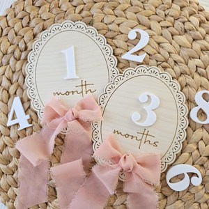 Disques de jalon mensuels en mousseline de soie pour bébé numéros interchangeables ensemble d'accessoires photo mensuels annonce de naissance d'arc - Product Image 1