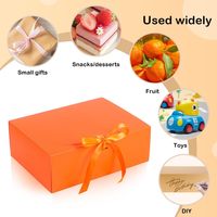 Boîte cadeau fermée en ruban satiné orange, fabriquée avec des matériaux recyclés écologiques, avec poignée, gaufrage, laminage mat, doublure en éponge, estampage