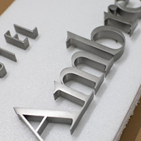 Lettres en acier inoxydable pour placage architectural, logo 3D pour hall d'entreprise, centre d'exposition, galerie, bibliothèque publique